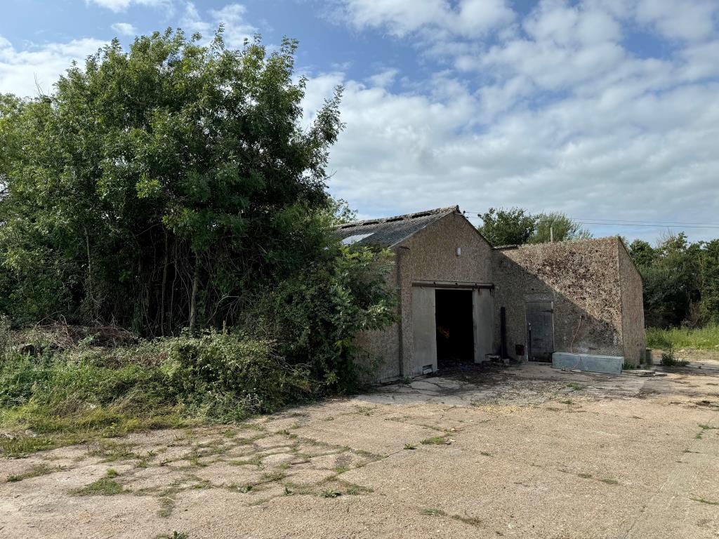 Lot: 130 - FREEHOLD RURAL BARN WITH CONSENT FOR CONVERSION ON A PLOT OF 1.27 ACRES - A Front View of the Old Cow Shed